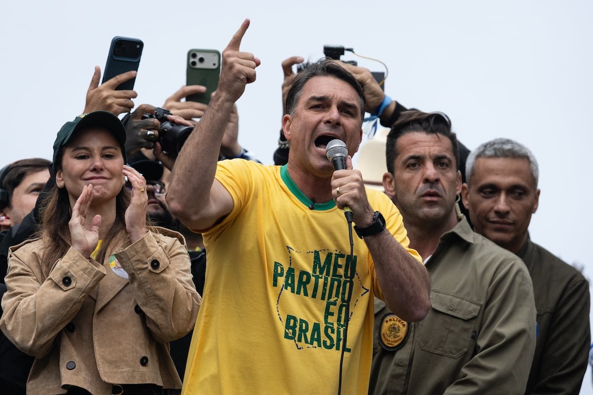 Flávio Bolsonaro evoca a su padre para movilizar a la derecha ante las elecciones y echar a Lula y al juez Moraes
