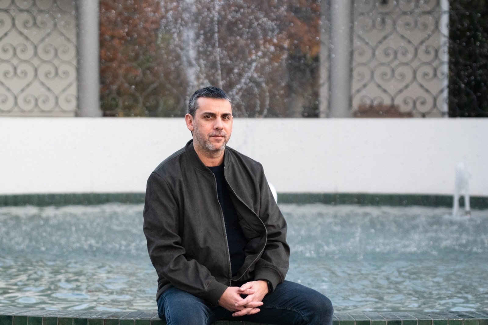 Cristian Jaramillo, publicista en el estadio español, Santiago, Chile.