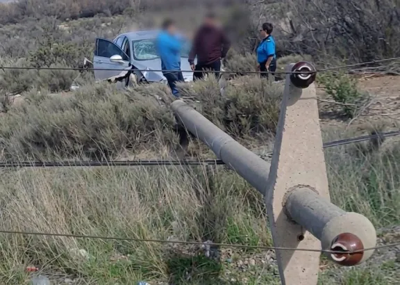 Fuerte choque en la Ruta 7: un auto terminó contra un poste y dos personas fueron hospitalizadas