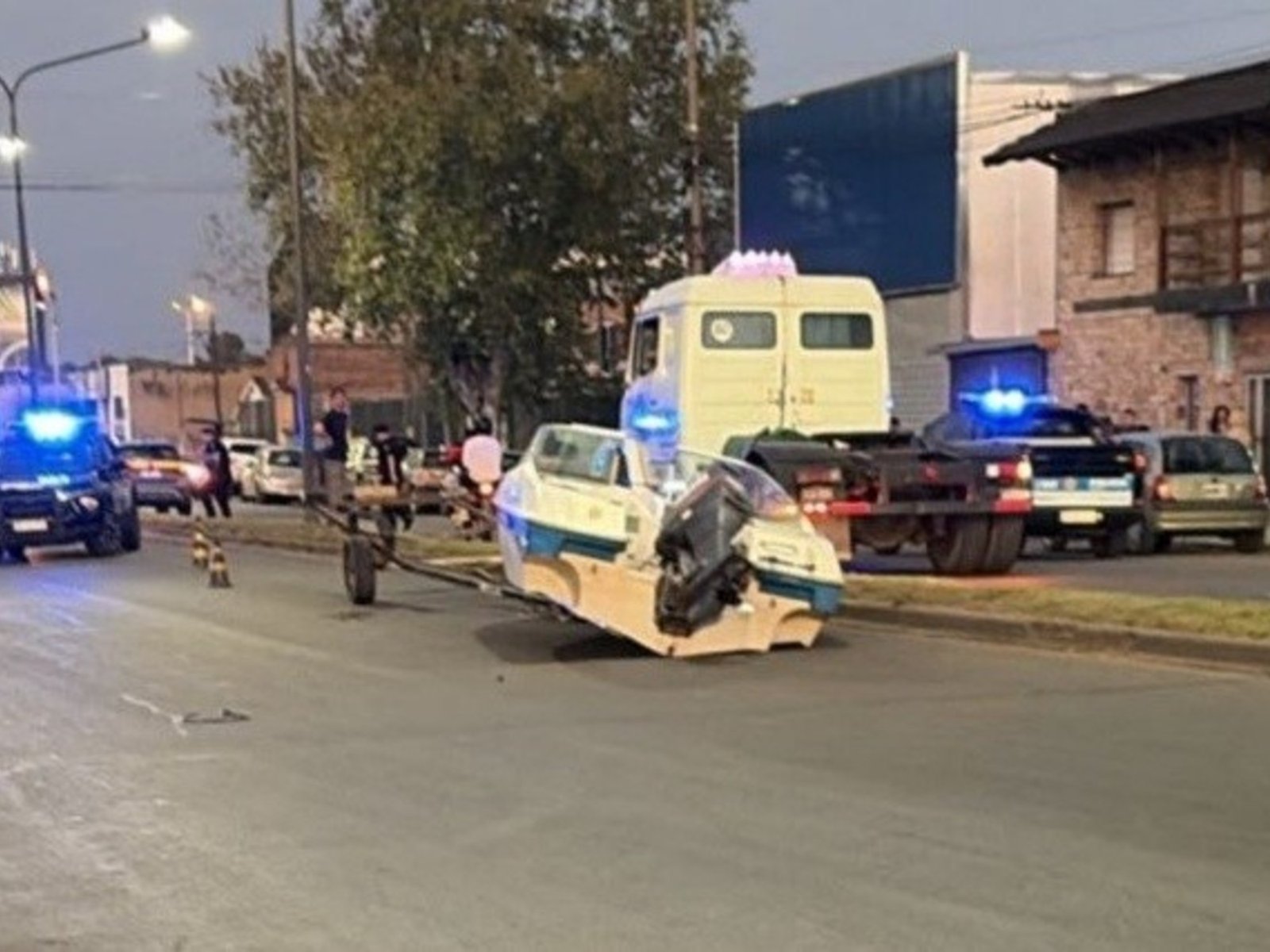 Iba en su camioneta con su familia al cine y una lancha lo chocó en plena avenida