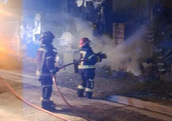 Incendio en el barrio Máximo Abasolo: un vecino dormía cuando se le quemó el cerco de la casa