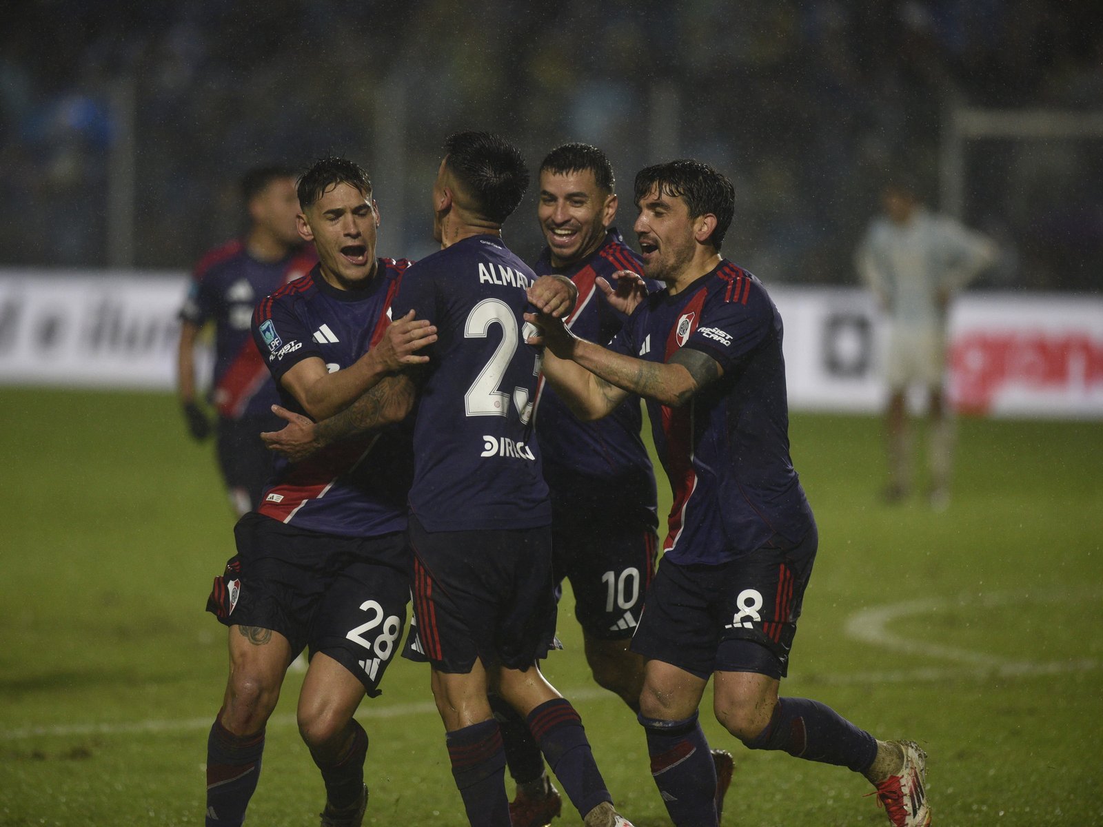 Independiente Rivadavia no afloja en la anual y River dio un golpe en Tucumán