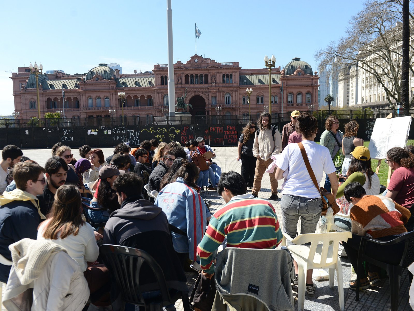 La UBA reclama que el Gobierno cumpla con la Ley de Financiamiento Universitario con clases públicas en Plaza de Mayo