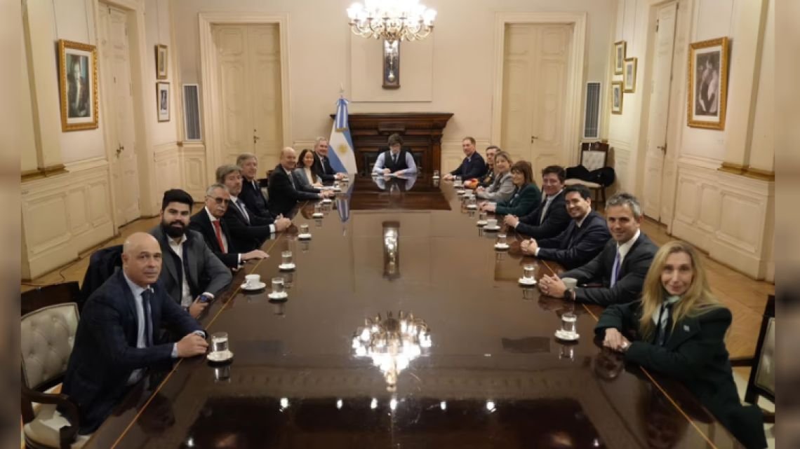 La agenda de Milei: reunirá al Gabinete y recibirá a un perro de la Policía Federal