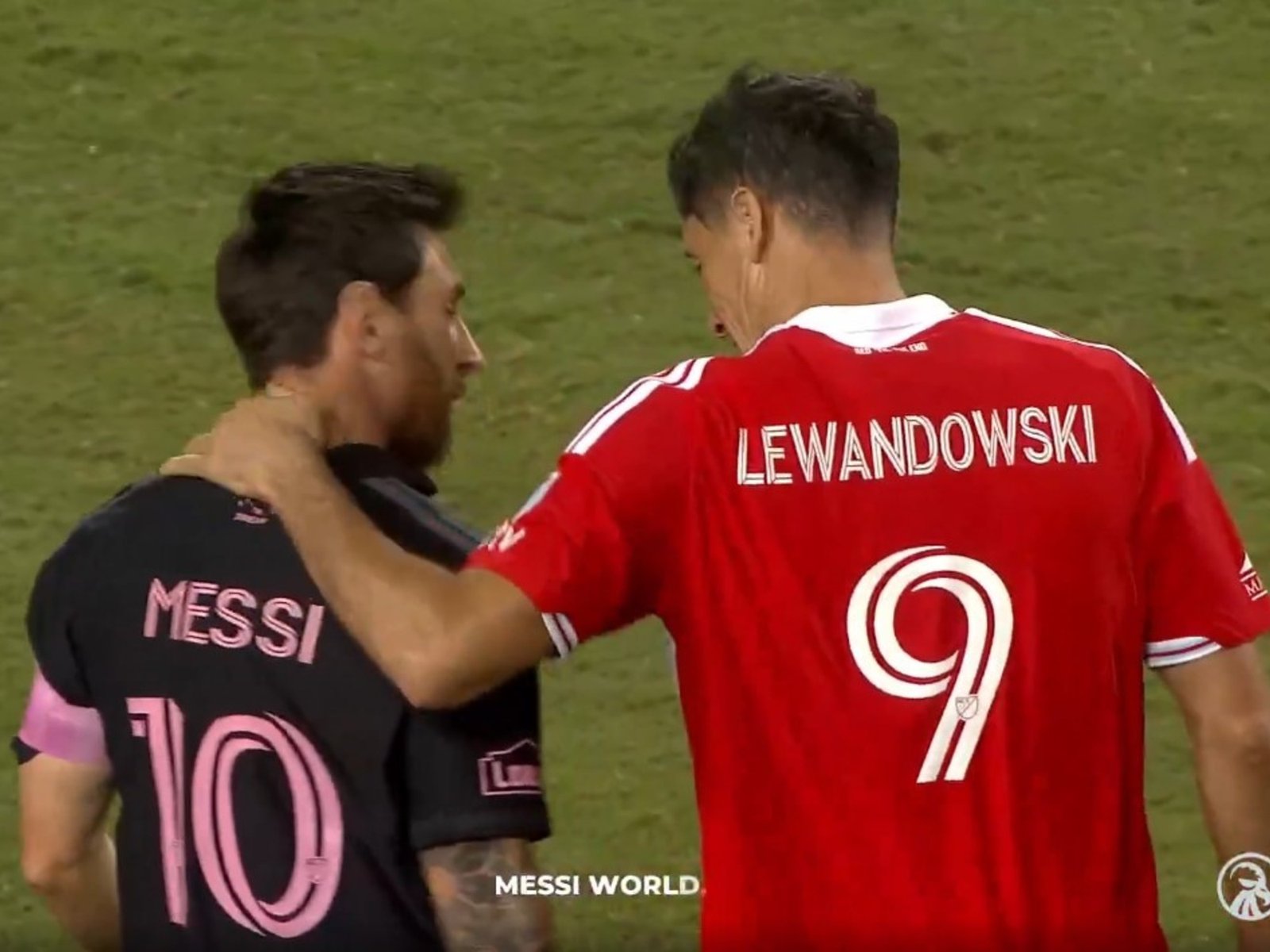 La buena onda entre Messi y Lewandowski en el partido entre Inter Miami y Chicago Fire :: Olé