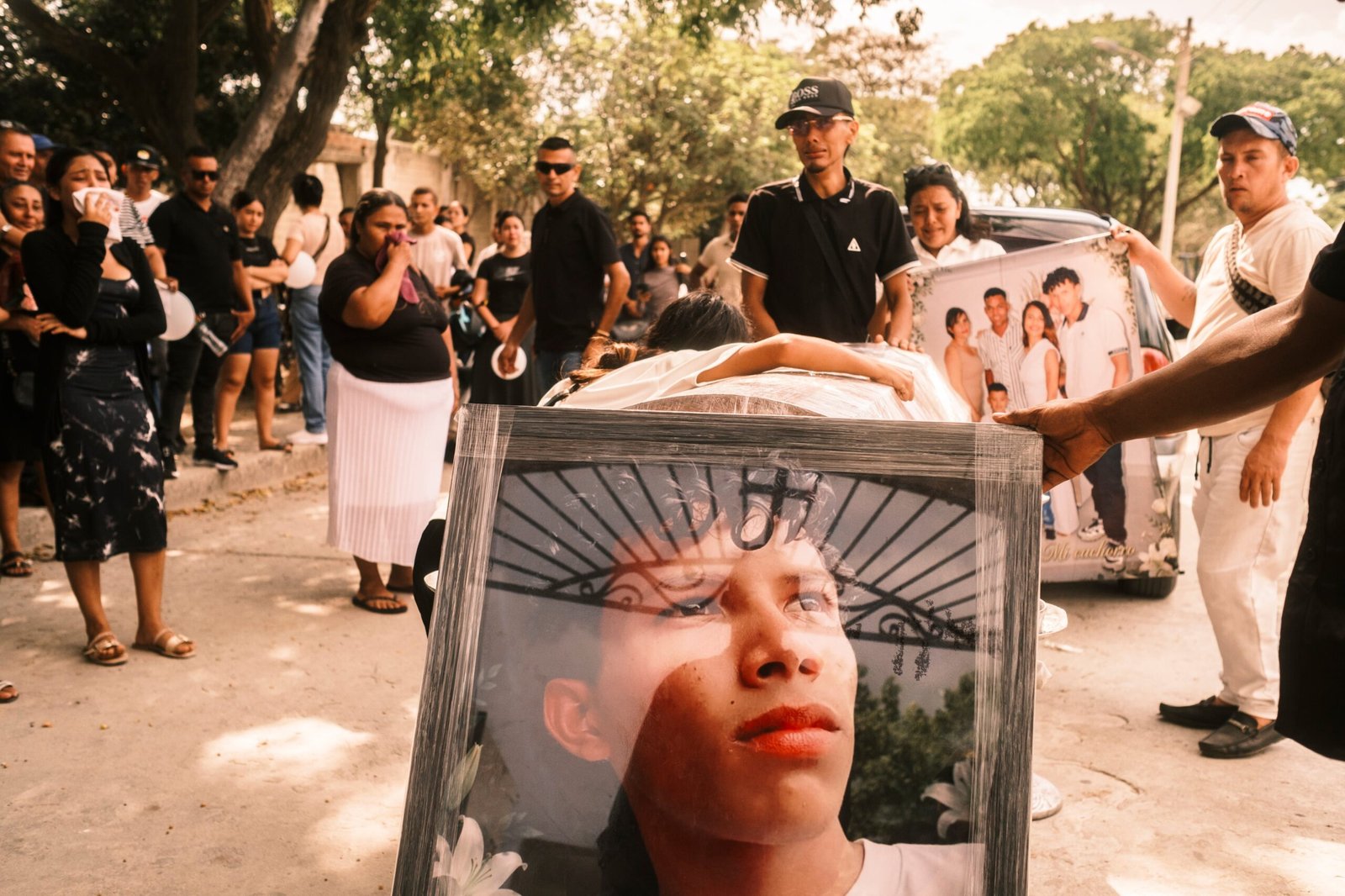 Carolina y Franklin Quintero, hermanos de Ricardo Martínez, permanecen junto al ataúd de su hermano en Santa Marta, el 25 de septiembre de 2026.