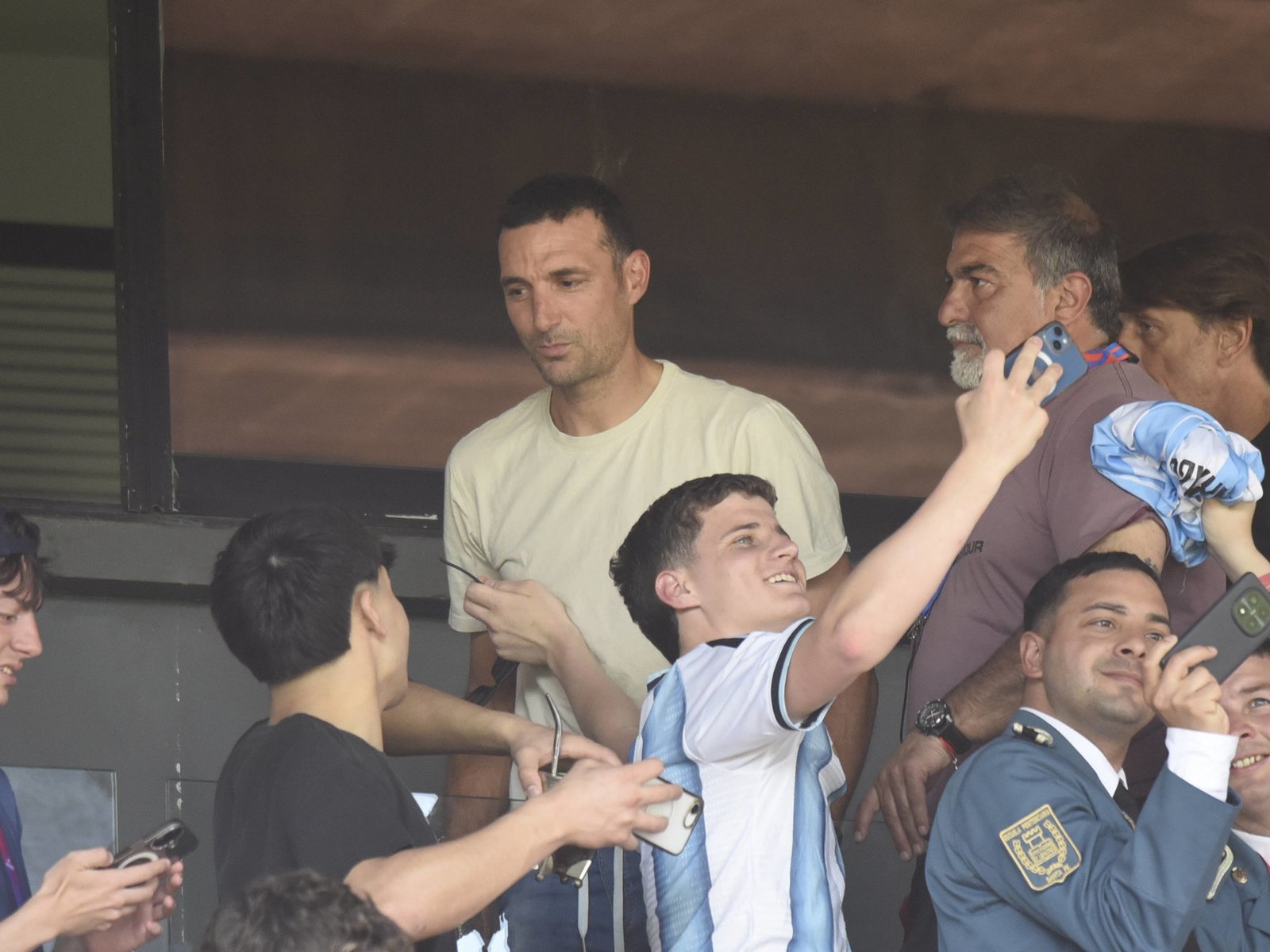 Lionel Scaloni, Aimar, Samuel y todo el cuerpo técnico de la Selección vieron la victoria de Argentina sobre Uruguay en los Suramericanos