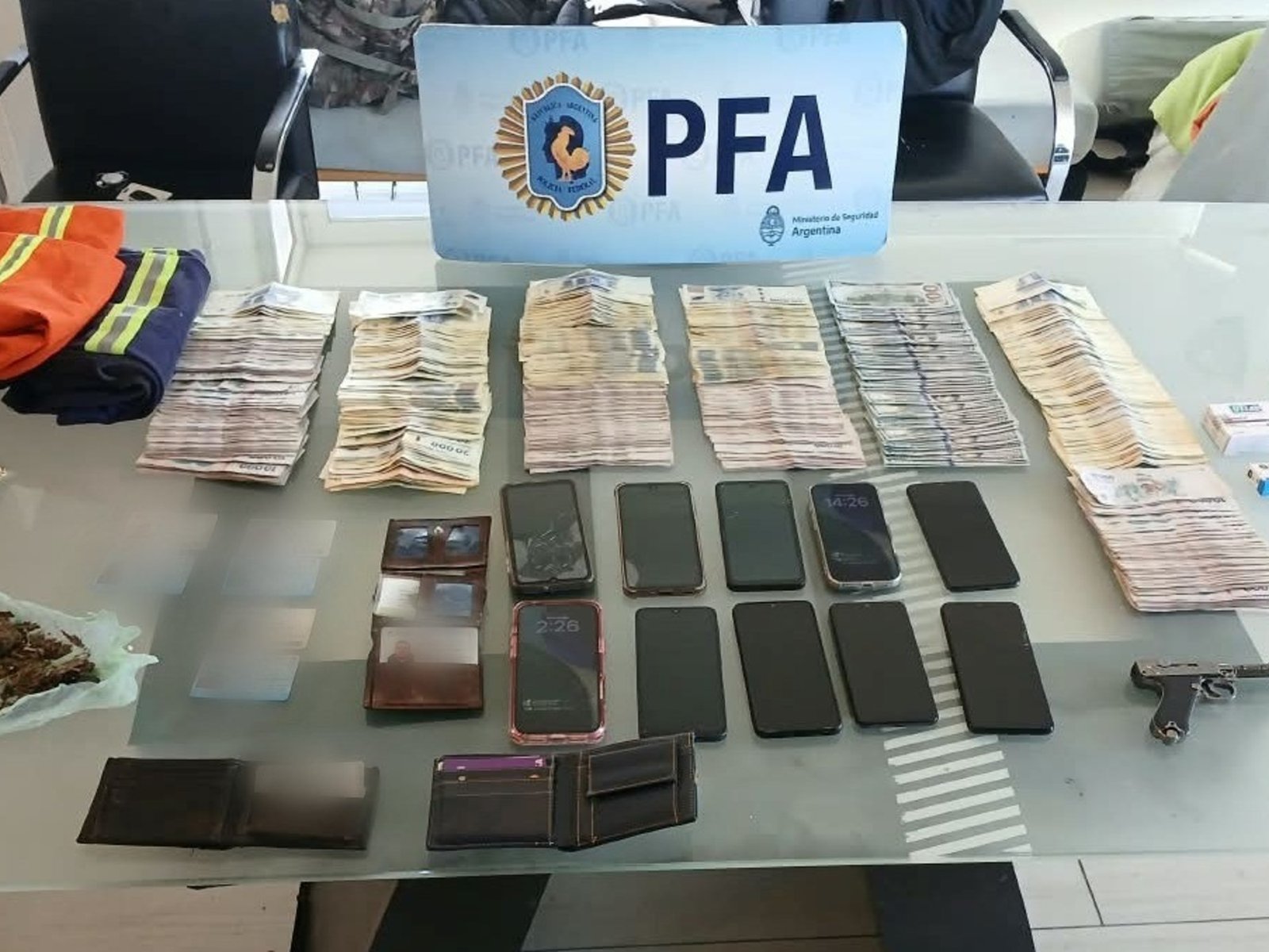 Lo buscaban por robar cables, intentó escapar de la Policía saltando de un balcón y se quebró la espalda