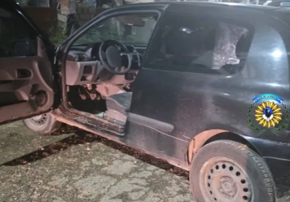 Lo sorprendieron mientras robaba un auto y terminó tras las rejas