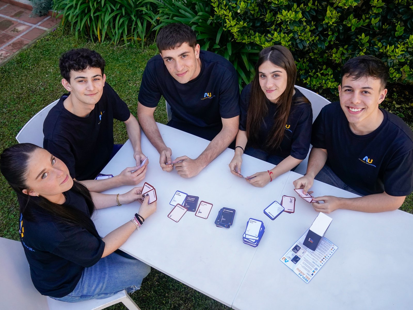 Los alumnos de una escuela crearon un juego para que las familias dejen el celular y vuelvan a conversar