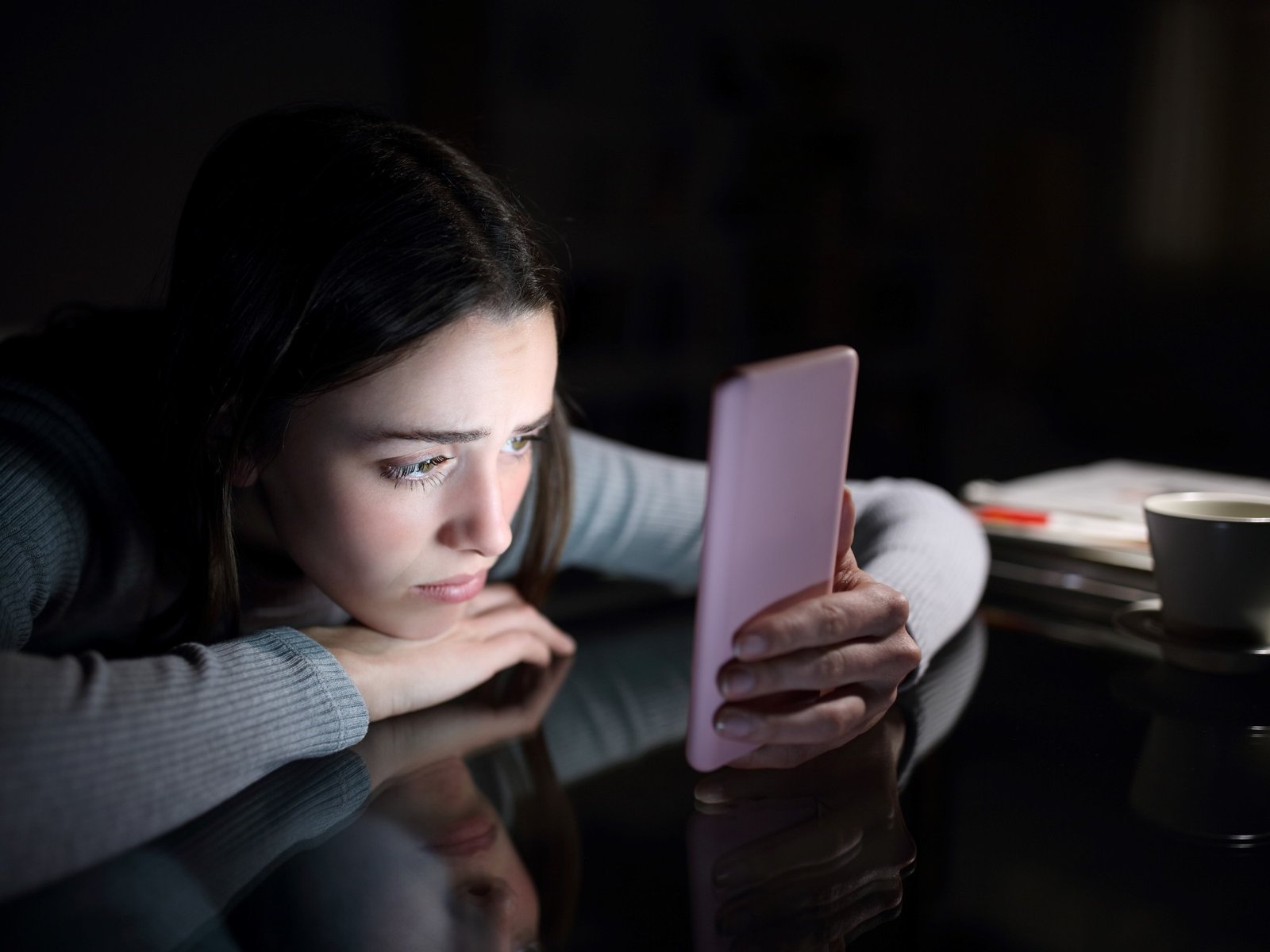 Los alumnos secundarios de la Ciudad pasan más de 6 horas por día con el celular y el 40% tiene signos de depresión