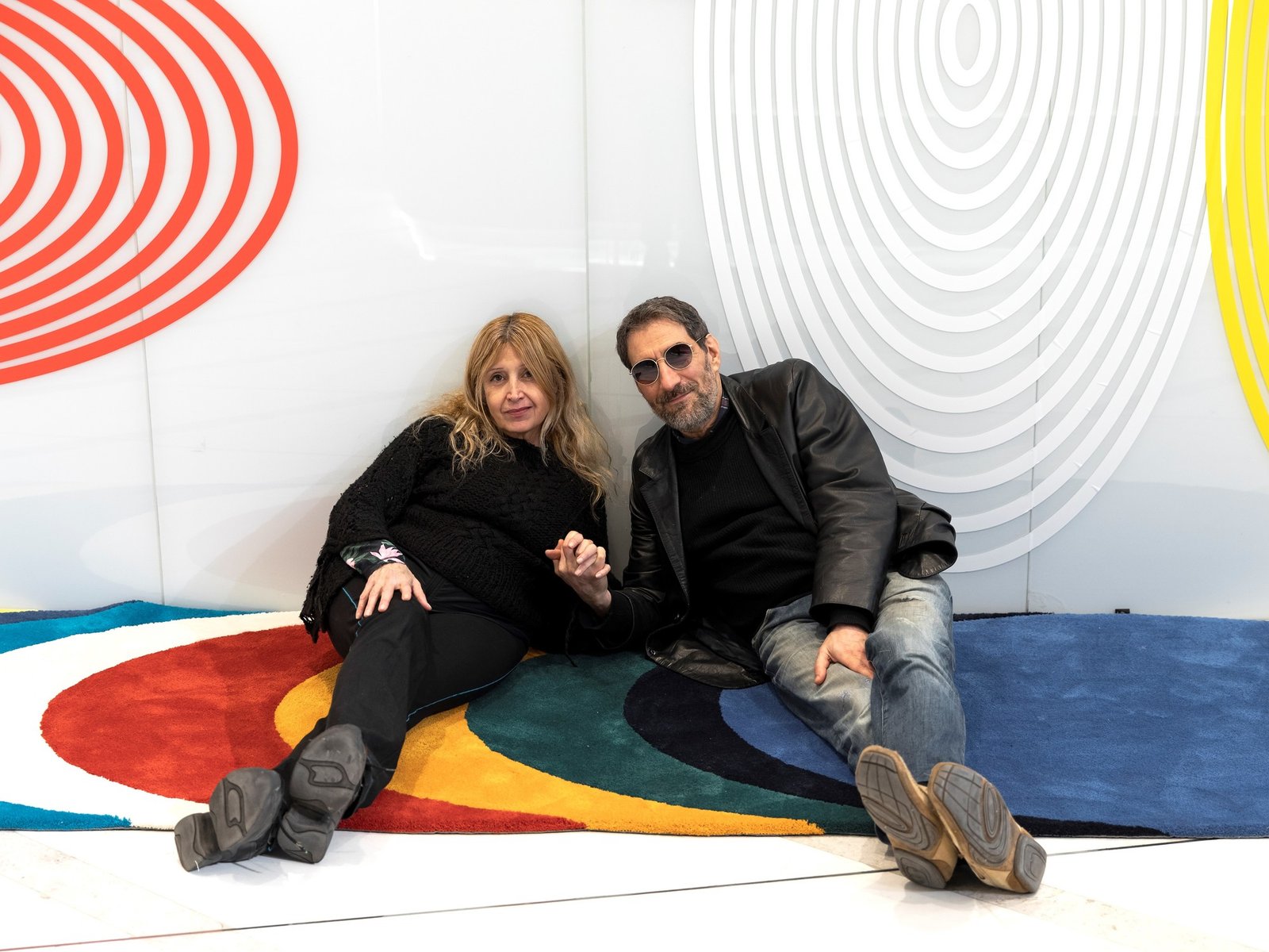 Los artistas Gachi Hasper y Fabio Kacero se encuentran en una muestra llena de color e ilusiones