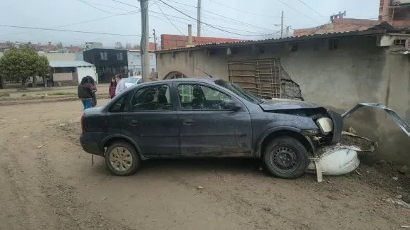 Manejaba ebria, sin carnet ni seguro, chocó contra una vivienda y terminó en urgencias
