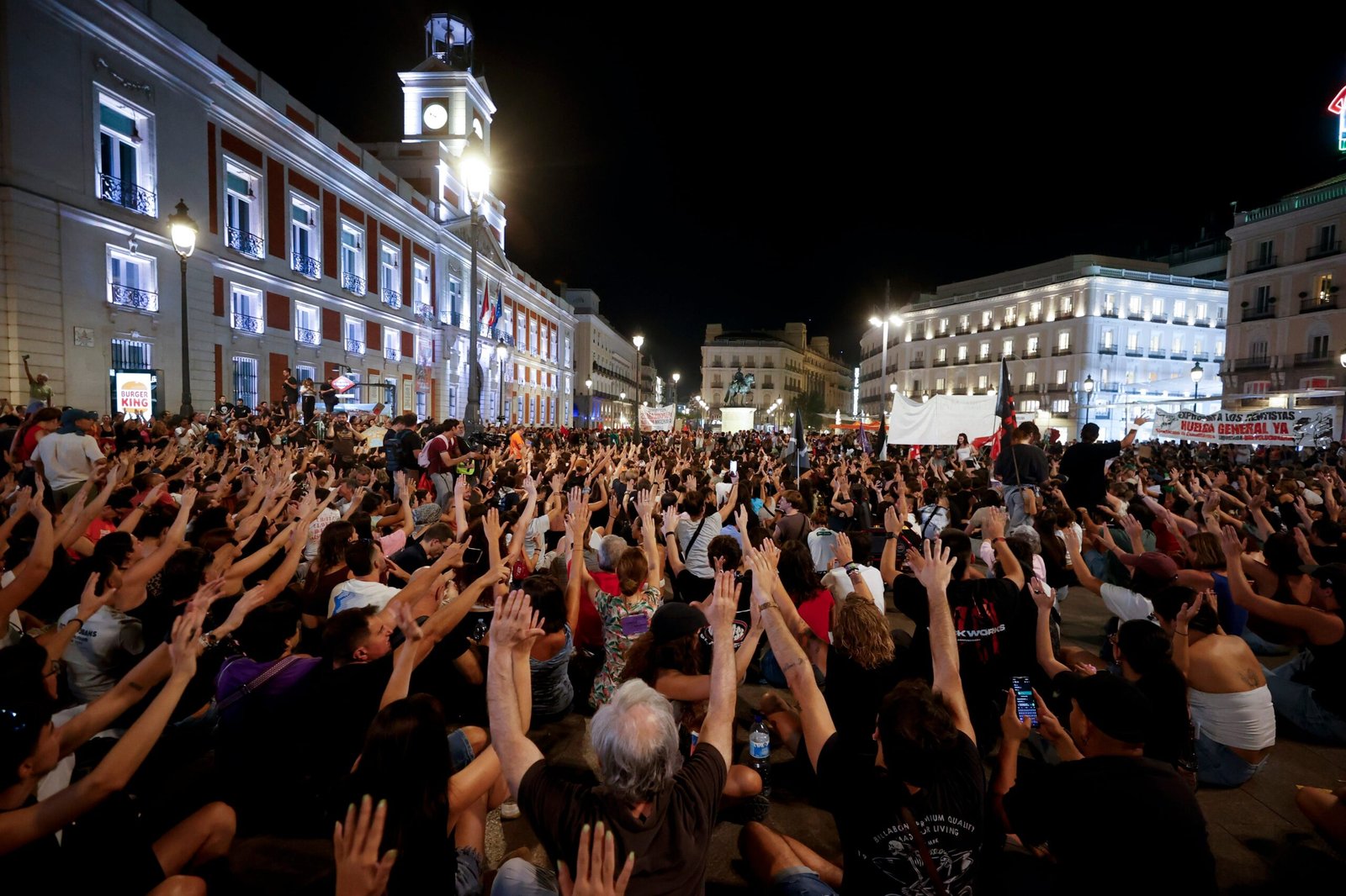 Manifestación contra los desahucios, en directo | Los manifestantes por la crisis de la vivienda acampan en Sol y animan a la gente a que se una