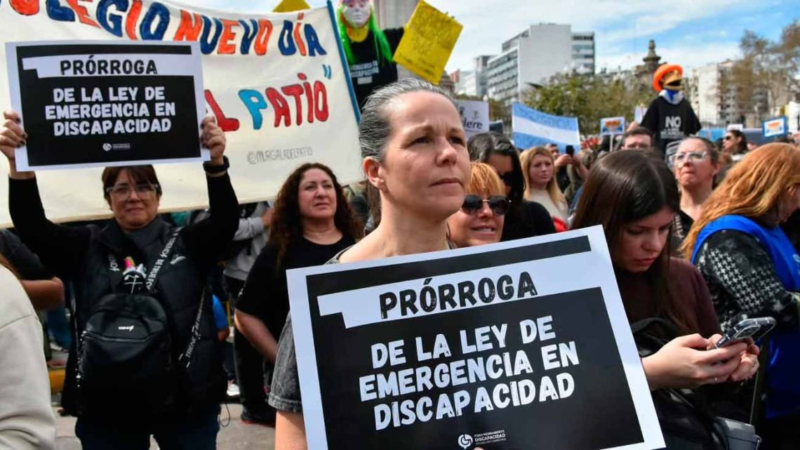 Marcha contra el ajuste: jubilados, personas con discapacidad y deudores coparon la plaza en medio de la tensión económica