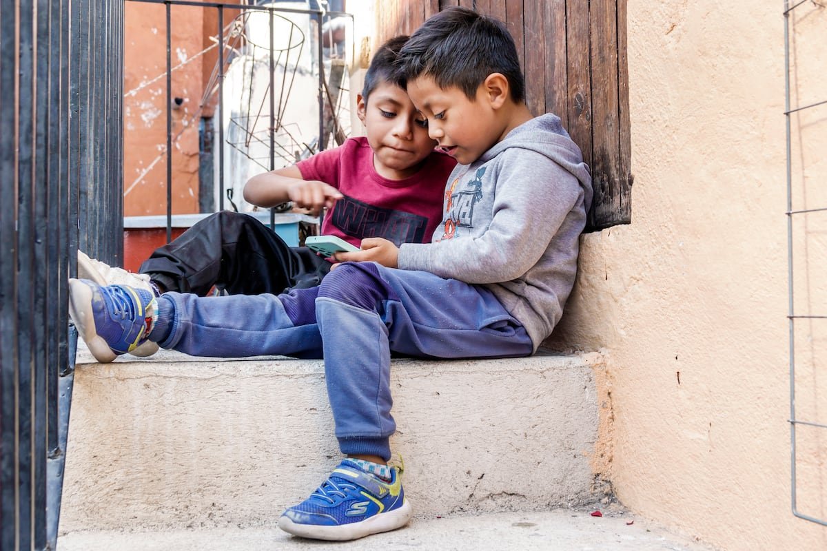 México se sube a la ola latinoamericana más severa contra los celulares en las escuelas