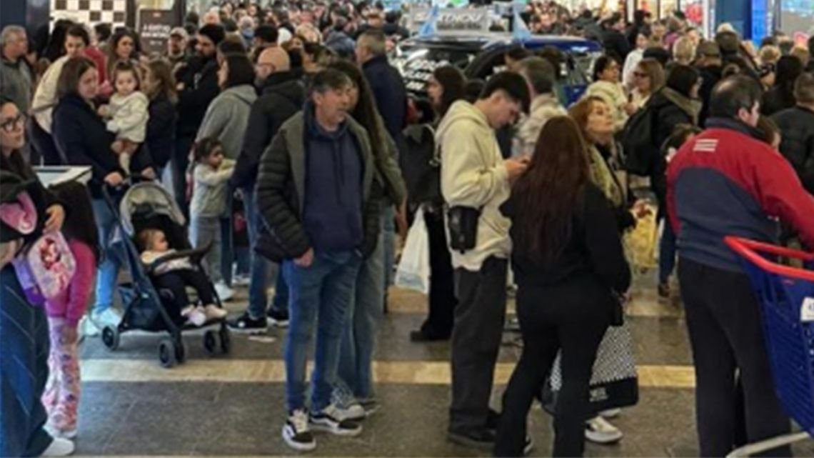 Milei pasó de Malvinas a los shoppings sin escalas: discuten en redes si las fotos tenían IA