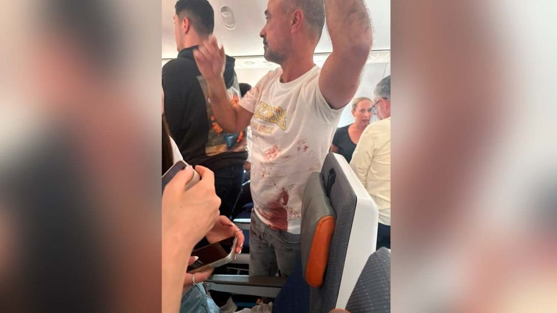 Netanyahu aseguró que el piloto de FlyDubai que atacó a su compañero "trató de estrellar el avión": fotos y videos