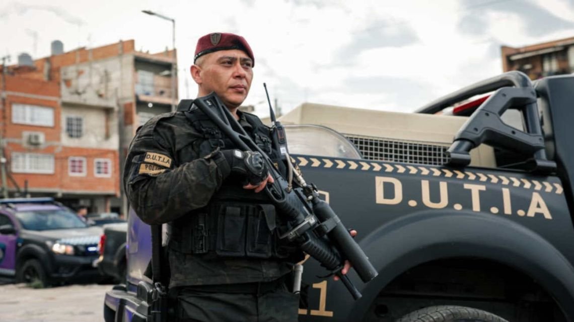 Operación "Tormenta Negra": más de 1.500 policías coparon 15 villas en un golpe simultáneo contra el narcotráfico y las mafias