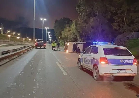 Perdió el control de la camioneta y quedó sobre la banquina