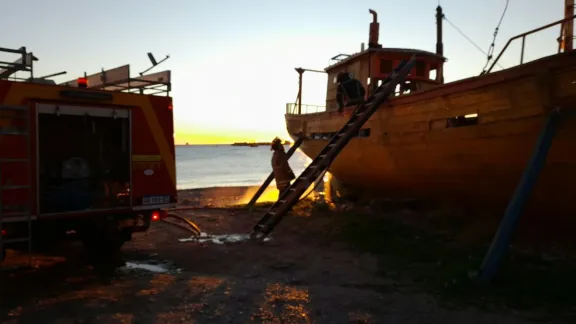 Se incendió un barco pesquero abandonado en la costanera de Caleta Córdova