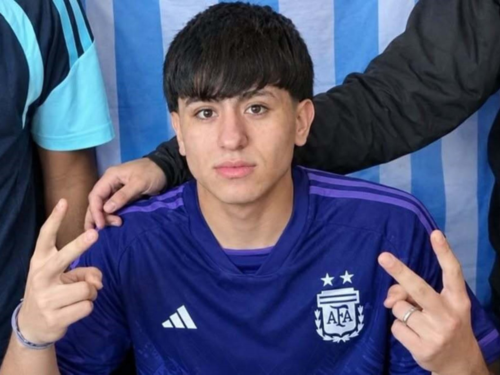 "Se me murió dándome la mano"