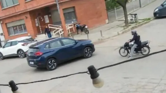 Se presentó el conductor de la camioneta que embestio a un motociclista