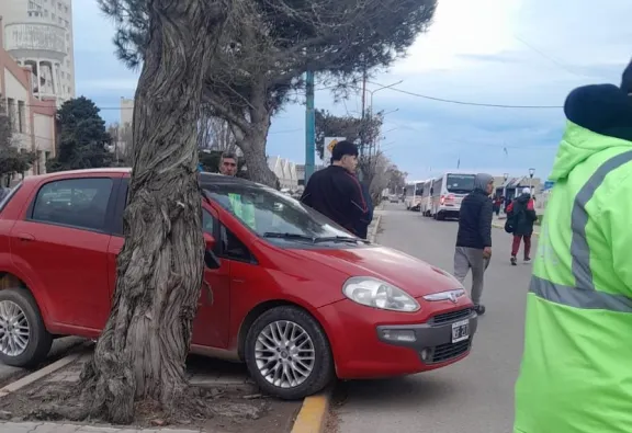 Secuestraron un vehículo abandonado sobre un boulevard céntrico