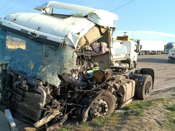 Tragedia en la Ruta 22: un camionero falleció tras un violento impacto cerca del río Colorado