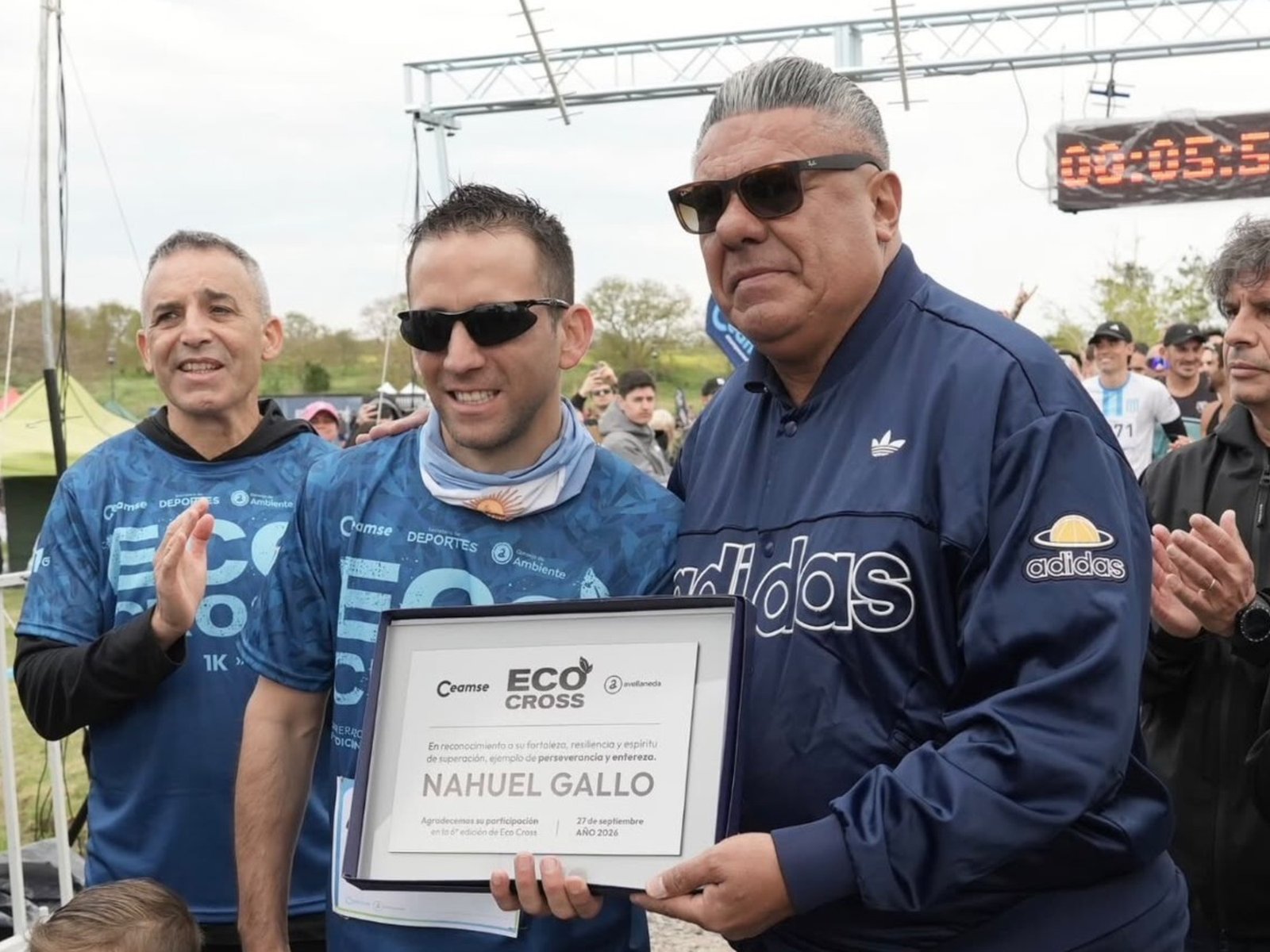 Tras el escándalo en la Supercopa Internacional, Chiqui Tapia reapareció y le dio una plaqueta al gendarme Nahuel Gallo