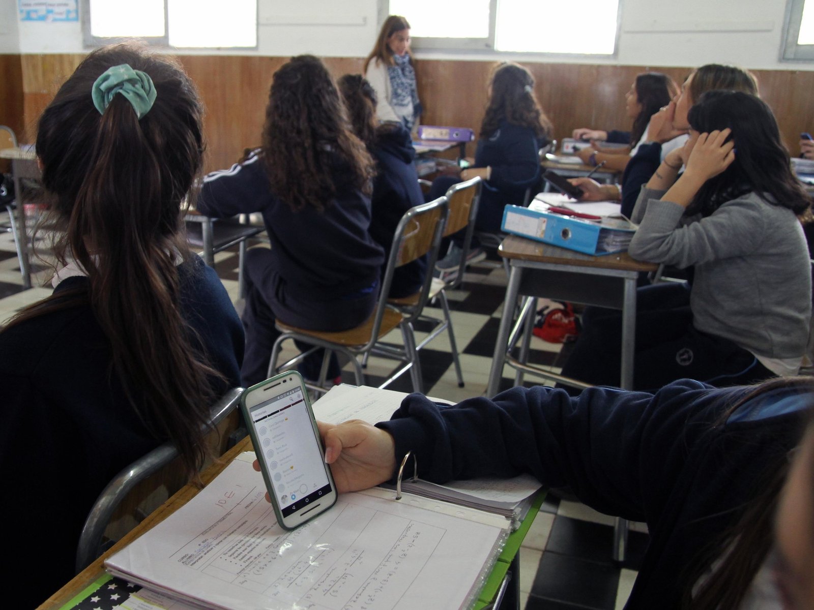 Tras los resultados de las pruebas PISA, una provincia busca limitar el acceso a Facebook, Instagram y otras redes sociales en las escuelas