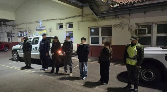 Tras un control migratorio al interceptar un omnibus en Corrientes, expulsan a cinco ciudadanos chinos por ingreso ilegal al país