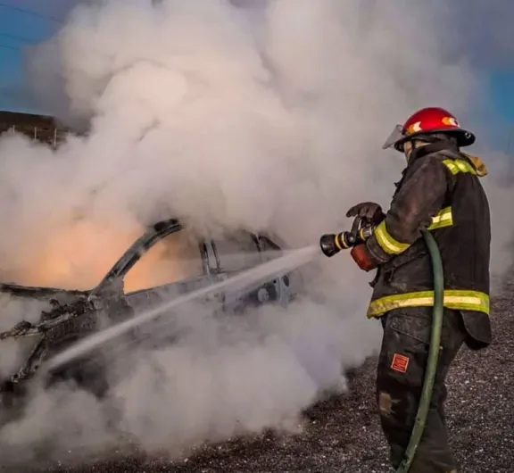 Un auto se incendió por completo en la banquina de la Ruta 281 y sus ocupantes escaparon a tiempo