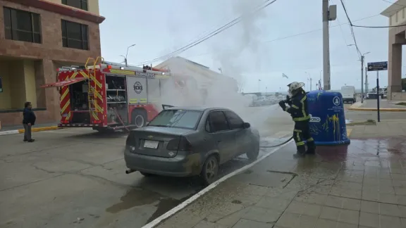Un desperfecto mecánico provocó el incendio de un vehículo en el centro