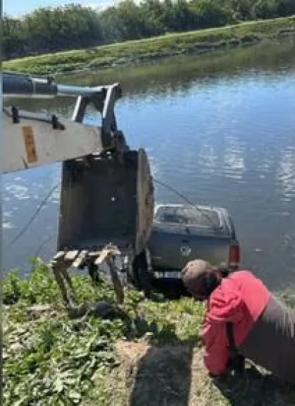 Un hombre arrojó su camioneta a un arroyo, simuló un asalto y terminó detenido