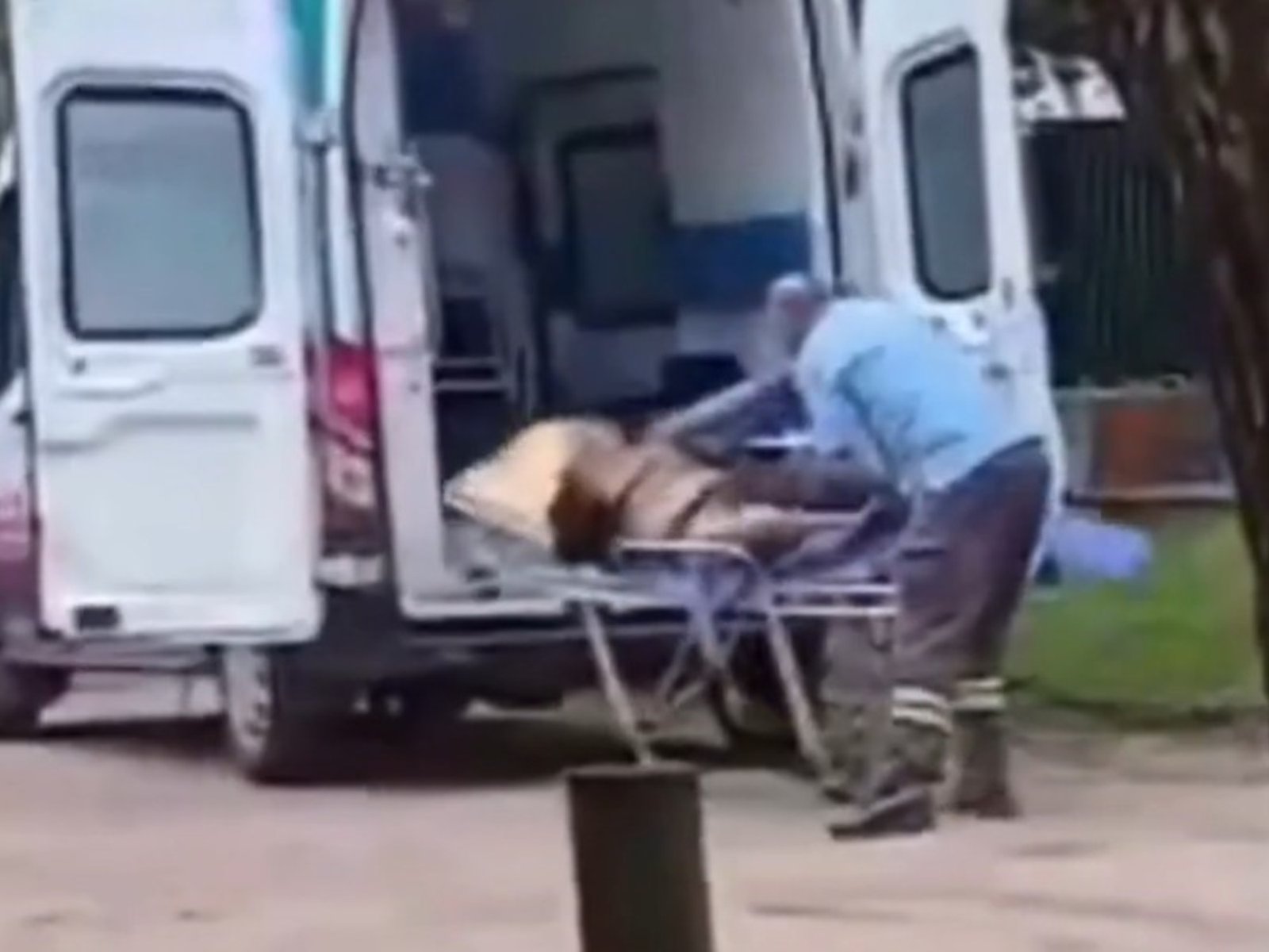 Un hombre cayó de la camilla mientras intentaban subirlo a una ambulancia para su traslado