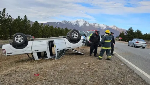 Un hombre de 62 años quedó atrapado dentro de una camioneta tras un vuelco en la Ruta 40