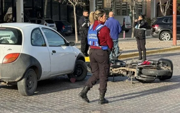 Un motociclista fue trasladado al hospital tras una colisión en pleno centro de Trelew