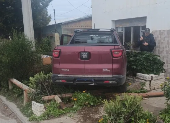 Un vehículo despistó y chocó contra el frente de una vivienda en Caleta Córdova