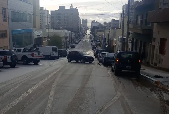 Una conductora despistó por la presencia de nieve y chocó a dos autos estacionados