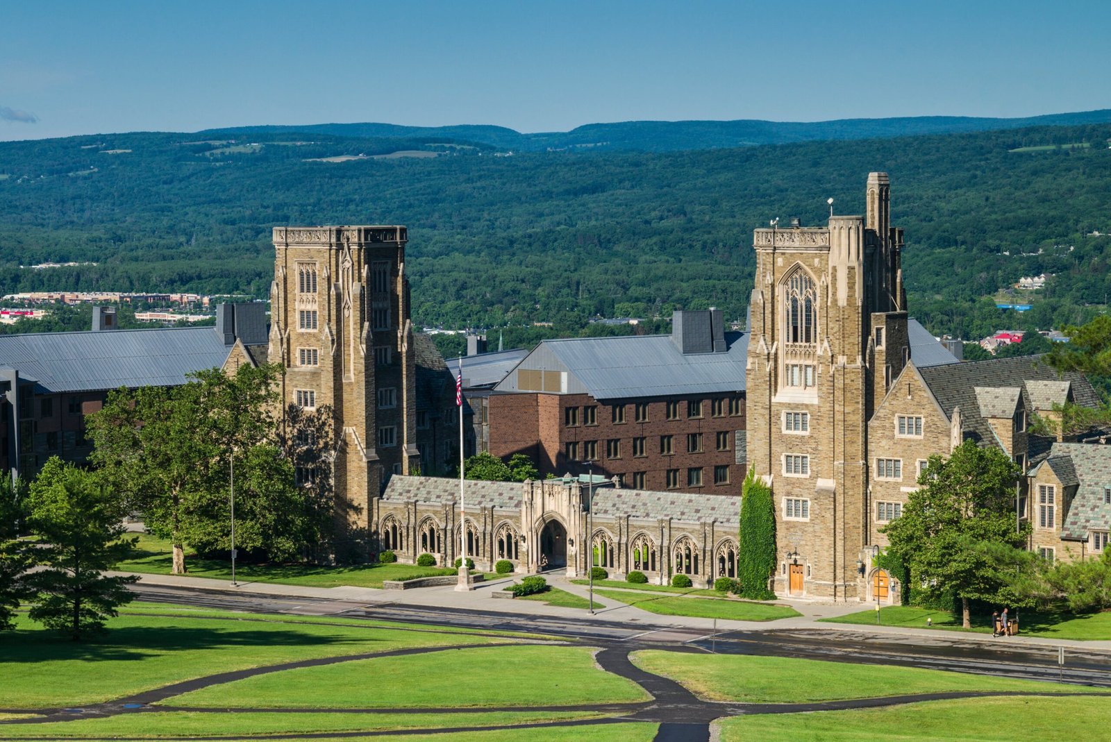 Una estudiante de la Universidad de Cornell denuncia a siete miembros de una fraternidad por drogarla y violarla durante horas