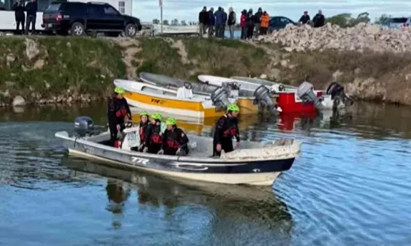 Volcó una lancha en una laguna: murieron cuatro personas y buscan a un pescador