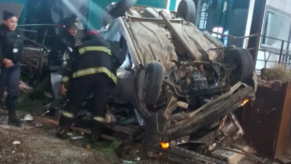 Vuelco fatal: "El vehículo venía en exceso de velocidad y muerde el cordón"