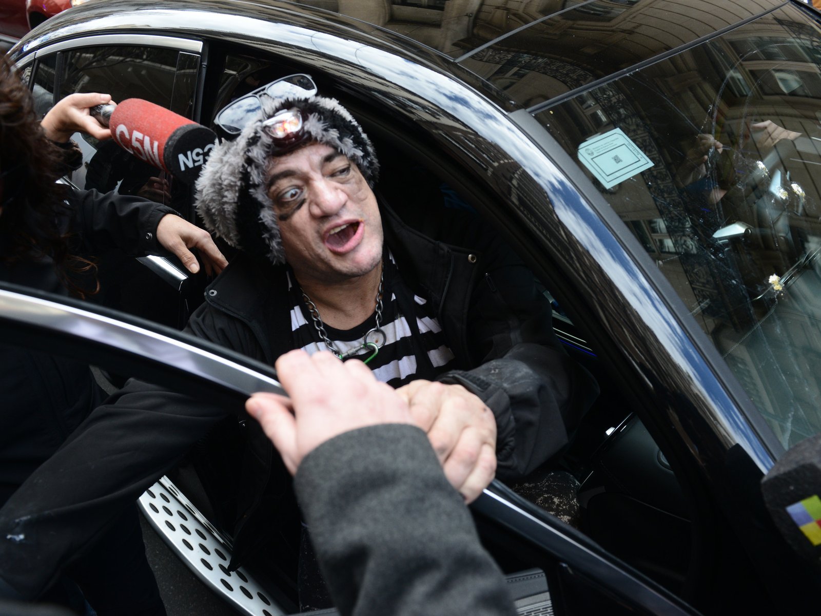 amenazas de un fan al abogado Fernando Burlando, informes lapidarios sobre su salud y una "crisis psiquiátrica"