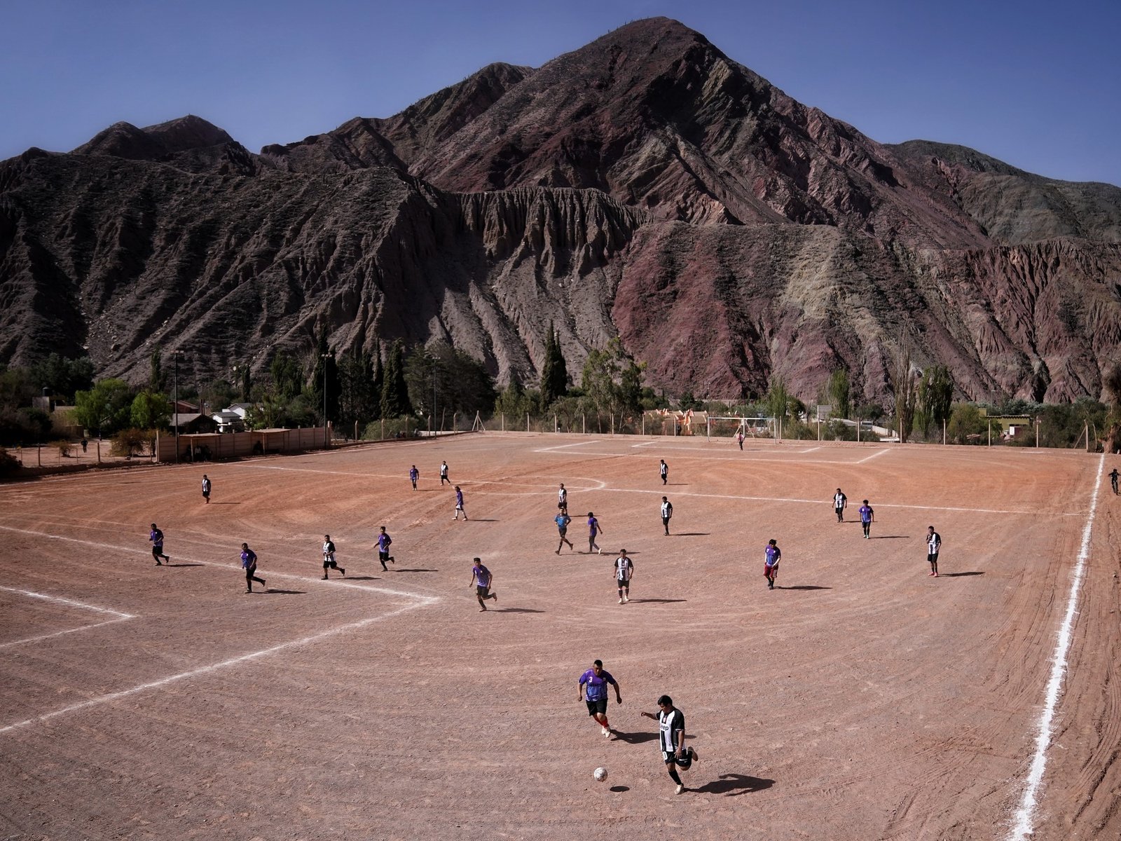 así se juega al fútbol en Purmamarca, al pie del Cerro de los Siete Colores