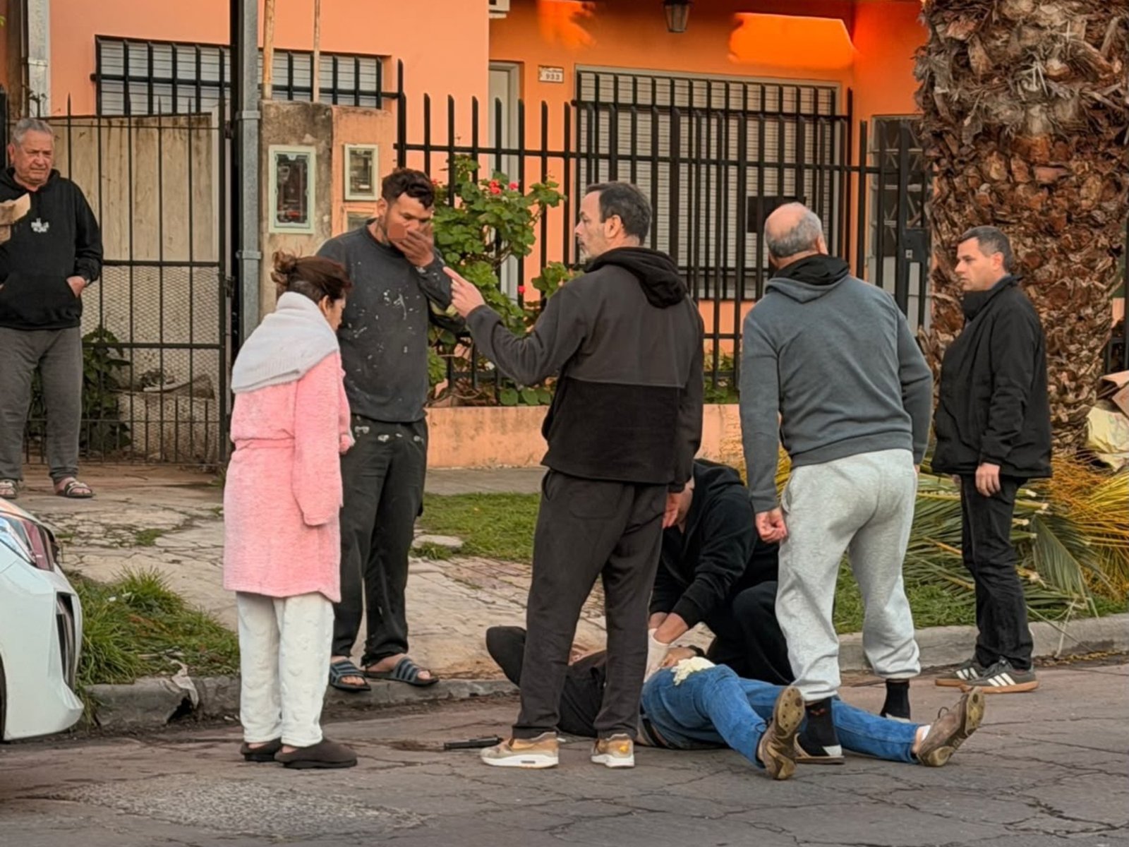 balearon a un comisario retirado cuando llevaba a su hija a clases