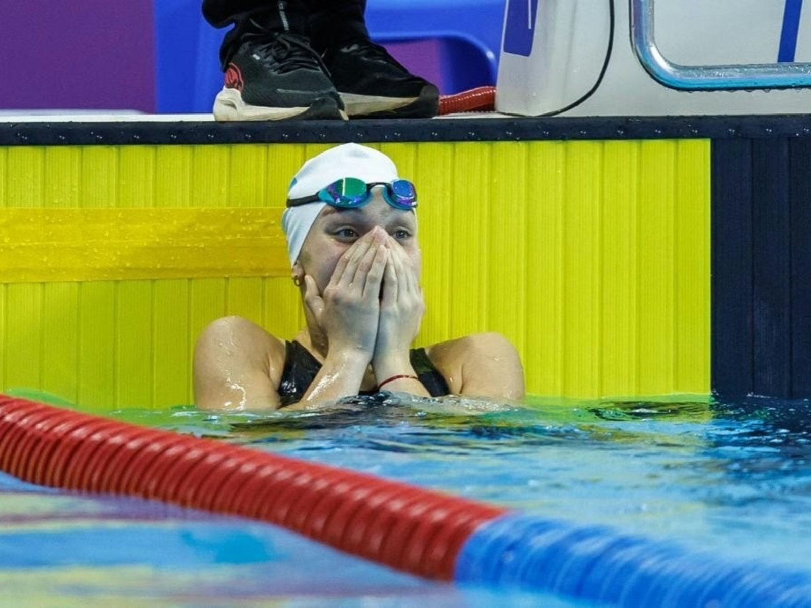 batió el récord en 100 metros espalda y ganó su segundo oro