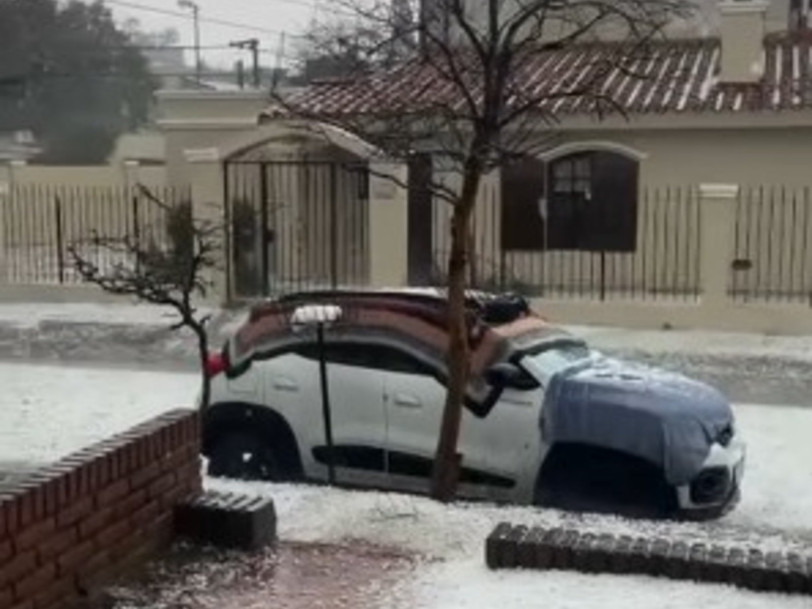 cayó abundante granizo y estallaron los comentarios en las redes