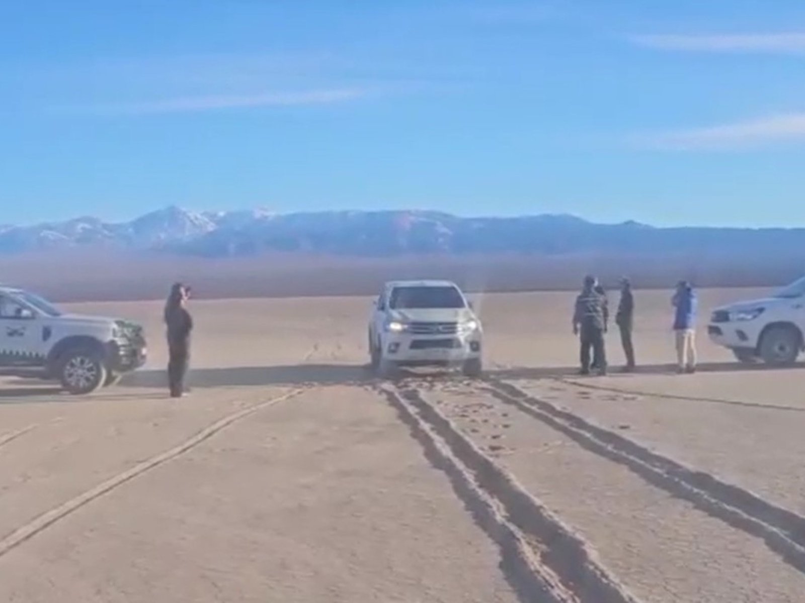 cómo fue el operativo especial para mover la camioneta enterrada y una multa millonaria
