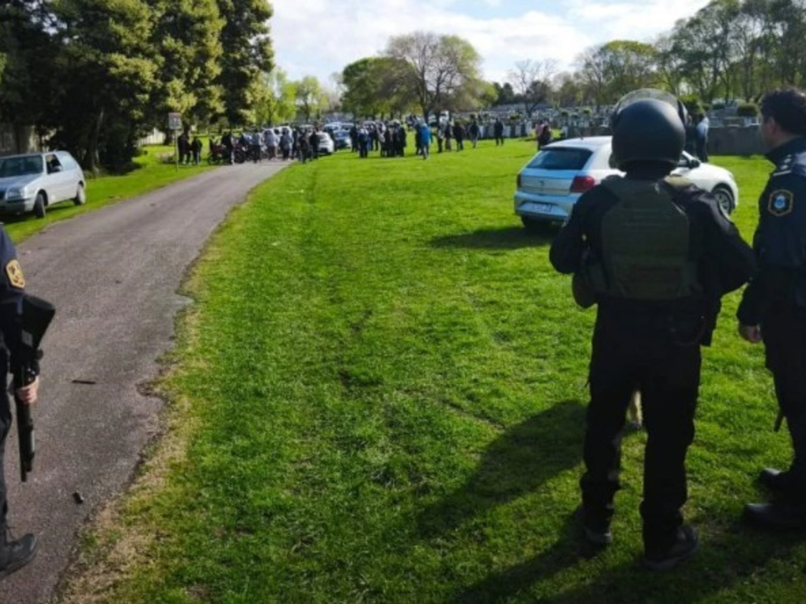 cuando salían del cementerio les secuestraron 42 motos